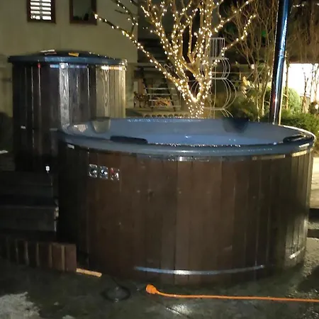 анасоль з чаном - джакузі басейн з підігрівом بيت ضيافة سلافسكي