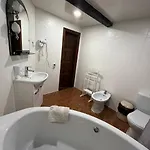 анасоль з чаном - джакузі басейн з підігрівом Guest house Slavske